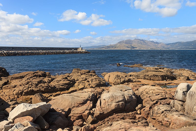 File:Porto de Portocubelo e montes do Pindo. Lira. Carnota. Galiza LI05.jpg