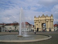 Blick in nordöstliche Richtung, Brunnen mit Fontäne und Brandenburger Tor