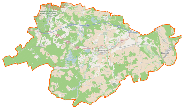 Mapa konturowa powiatu świebodzińskiego, w centrum znajduje się punkt z opisem „Kościół Najświętszej Maryi Panny Królowej Polski w Świebodzinie”