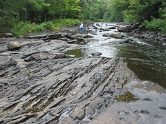 Precambrianský čedičový lávový hřbet v 'The Gut', Apsley, Ontario, Kanada.JPG