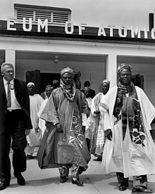 Premiér Nigérie Sir Ahmadu Bello zcela vpravo opouští Atomové muzeum Oak Ridge (7196110822) .jpg