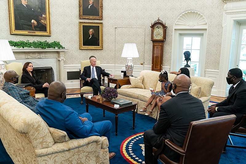 ファイル:President Joe Biden meets with the family of George Floyd.jpg