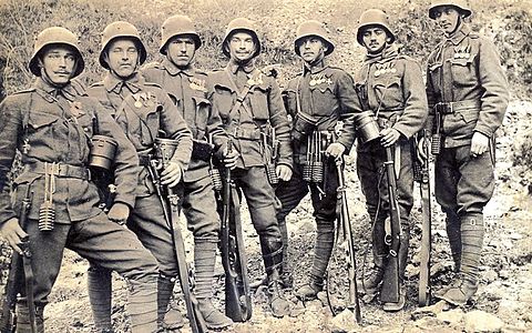 Un grup de soldats austrohongaresos. Es poden veure les granades de mà M16, reconeixibles per la carcassa de segmentació accentuada i el peculiar filferro metàl·lic plegat, apte per portar-les penjades del cinturó[64]