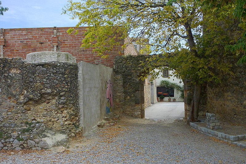 File:Puerta y muro de Viladamat.jpg