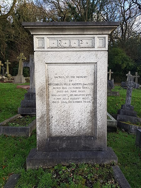 File:Putney Vale Cemetery 20200112 103851 (49372592853).jpg