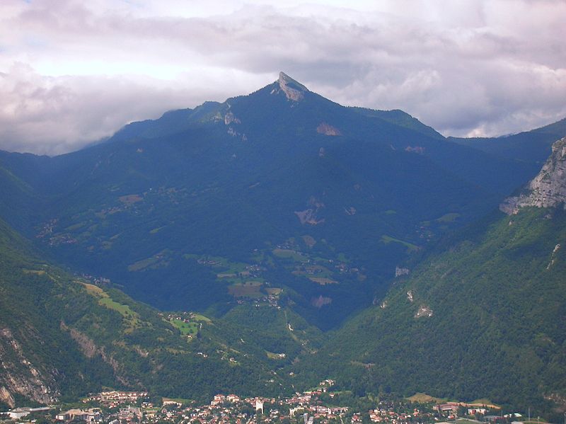 File:Quaix-en-Chartreuse et Pinéa.JPG