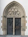 Ravensburg, Liebfrauenkirche, Südwestportal zur Herrenstraße/Ecke Kirchstraße, Türen mit Relief des 20. Jh.