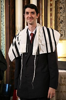 Rabinul Sorin Rosen purtând talit.jpg