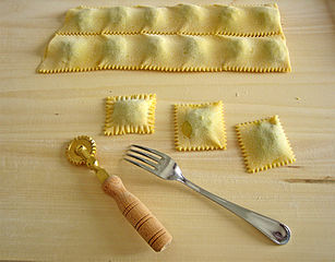 Découpe des raviolis frais