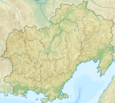 Mapa konturowa obwodu magadańskiego, po lewej znajduje się czarny trójkącik z opisem „Czerge”
