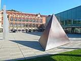 Rellotge de sol del CosmoCaixa. Quan vaig fer la foto el gnomon piramidal estava desplaçat uns quants metres, no sé perquè, de manera que l'obra no assenyalava res.