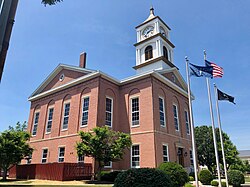 Ripley County Courthouse ve Versailles je zapsán v národním registru historických míst