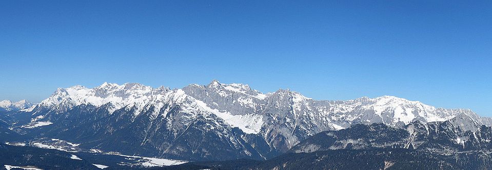 Die Dreitorspitze erscheint von Südosten gesehen als Hauptgipfel des Wettersteinkamms