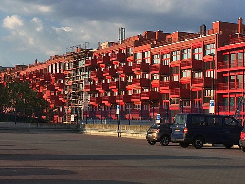 vom Sonnenlicht angestrahlt bekamen diese Berliner Balkone ihre Signalfarbe