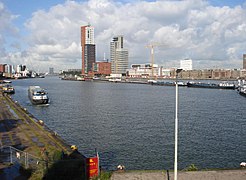 Panorama vu du sud, au bord du Rijnhaven.