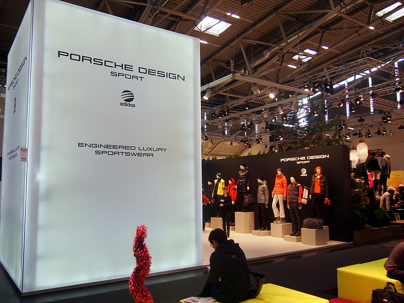 File:Ruhebereich mit Porsche Design Aufsteller ISPO 2014 (02).jpg