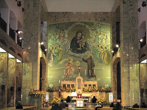 El altar mayor de la Iglesia de Santa María de las Gracias en San Giovanni Rotondo (provincia de Foggia, Italia).