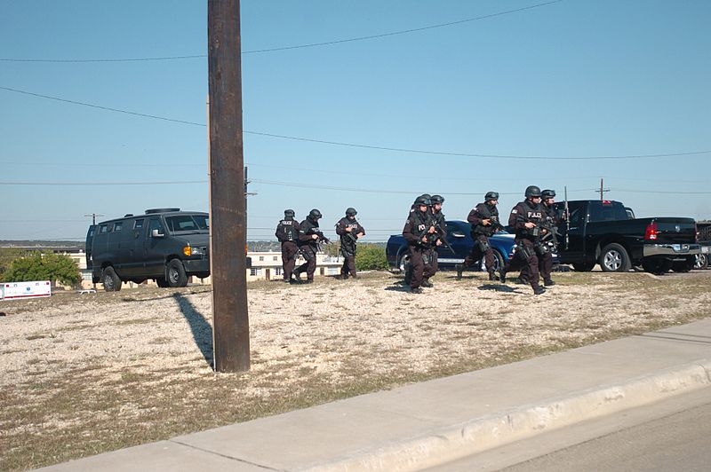 File:SWAT team approaches building at Fort Hood 2009-11-05.JPG