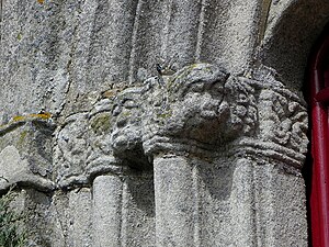 Chapiteaux à gauche de la porte occidentale.