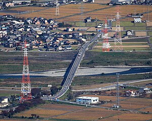 池田山から望む揖斐川に架かる岐阜県道273号池田揖斐川大野線の三町大橋（2014年11月10日撮影）