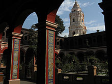 Blick vom vorderen Kreuzgang zum Kirchturm von St. Domingo in Lima