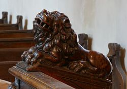 Détails des stalles: statue de lion