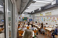 In der Metro eingerichtetes Klassenzimmer in Charkiw, 2023