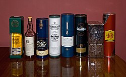 Néhány skót whisky: balról jobbra: Whisky Galore Single Malt (Speyside), Mortlach Single Malt (Speyside), Glen Moray Single Malt (Speyside), Laphroaig Single Malt (Islay), Talisker Single Malt (Skye), Glenfiddich Single Malt (Highland), Chivas Regal Blend (Highland), J&B Blend