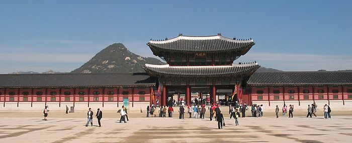 Seoul Gyeongbokgung palace exterior view.jpg