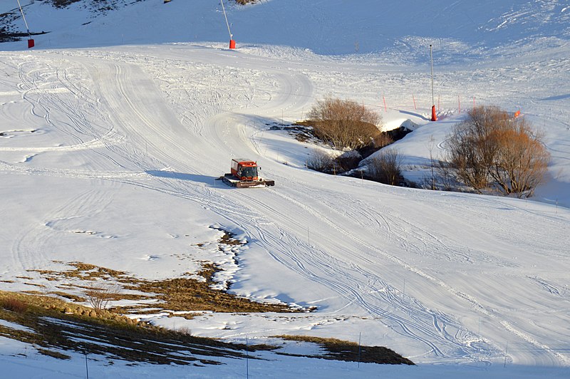 File:Snow groomer on its way up in the evening, La Toussuire, 2023.jpg