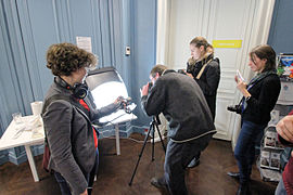 Journalistes observant Coyau en train de photographier un fromage