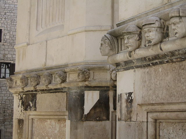 ראשים באפסיס של קתדרלת יעקב הקדוש בשיבניק