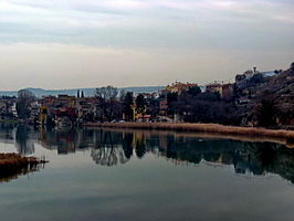 El pueblo, junto al embalse de Sant Llorenç de Mongai