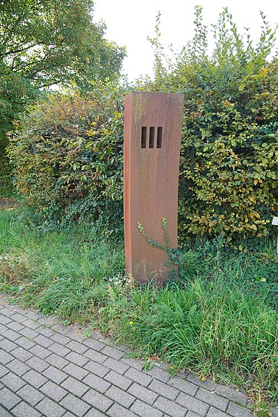 File:Stahlskulptur 0. T. Thomas Matt 2003 Merdingen 01.jpg