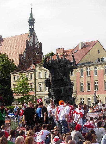 File:Stary Rynek Bydg strefa kibica Euro 2012a.jpg