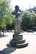 Borstbeeld van prins Hendrik op de Prins Hendrikkade te Amsterdam