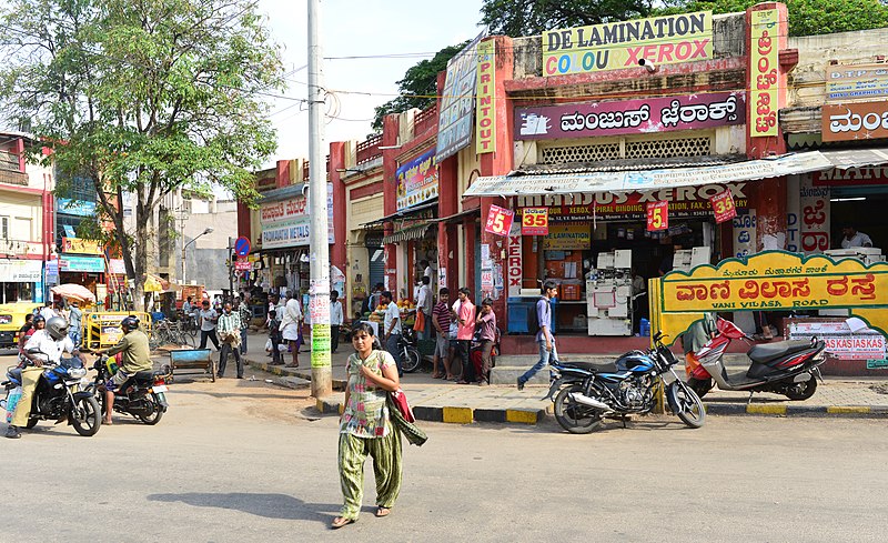 File:Strret scene - Agrahara Circle, Mysore.jpg