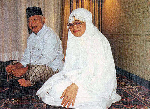 Suharto and his wife in Islamic attire after performing the hajj in 1991