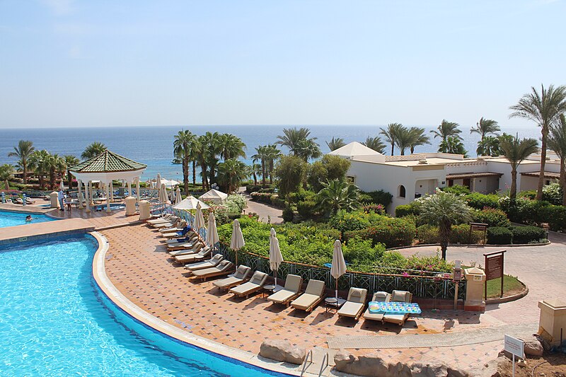 File:Swimming pools in Sharm el-Sheikh (2).jpg