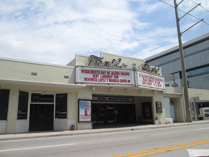 File:TEATRO "TRAIL" CALLE 8-MIAMI - panoramio.jpg