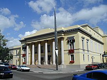 Teatro La Perla in 2003 Teatro La Perla en Ponce, Puerto Rico.jpg