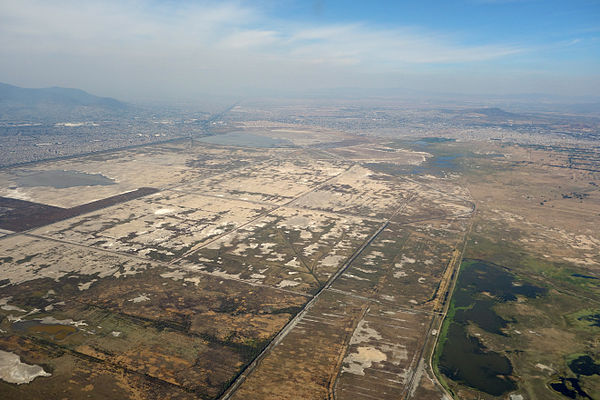 Sosa Texcoco, plane lands over Ecatepec de Morelos.