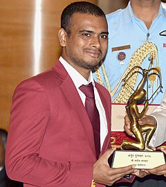 Presiden, Shri Ram Nath Kovind menghadirkan Arjuna Award, tahun 2018 untuk Shri Manoj Sarkar untuk Para-Badminton, di berkilauan upacara, di Rashtrapati Bhavan, New Delhi pada tanggal 25 September 2018 (dipotong).JPG