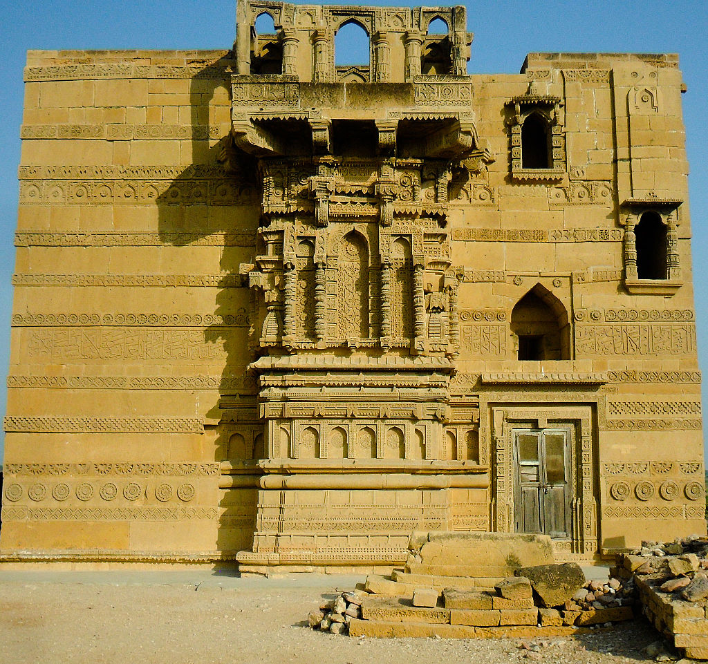Jam Nizamuddin II's tomb features a jharoka that displays Gujarati influences.