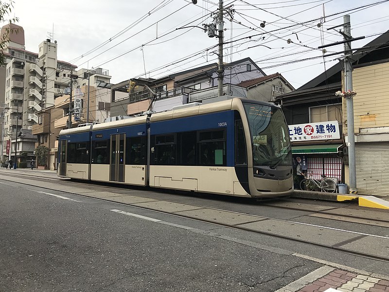 File:Tramcar for Tennoji-Ekimae Station at Sumiyoshi-Toriimae Station.jpg