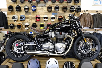 Triumph Bobber 2017 black side.jpg