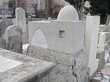 קברה של לאה שפירא לבית קסטן, משנות העשרים, המעוצב בצורת קבר רחל