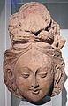 Tête de bodhisattva. Tumshuq, Toqquz-Saraï, grand temple B. Xinjiang. Terre séchée, 43 × 25 cm. VIe siècle - début VIIe siècle. Musée Guimet