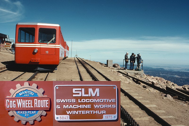 Die Schweizerische Lokomotiv- und Maschinenfabrik (SLM)  800px-USA_Pikes_Peak_099_SLM_cog