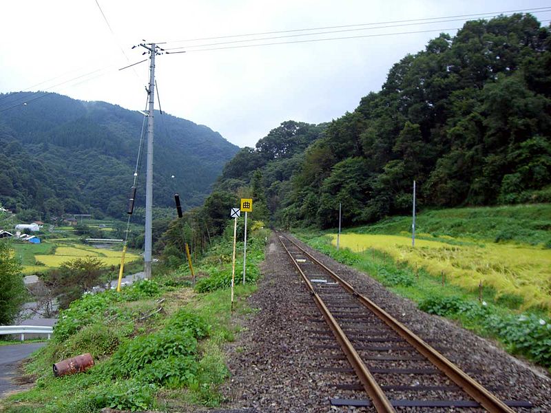 File:Uchina Station looking toward Tōjō.jpg